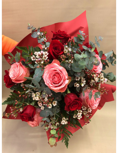Mazzo di fiori con rose rosse e rosa