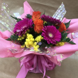 mazzo di fiori bouquet con rose, mimosa e gerbere