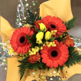 mazzo di fiori bouquet con rose, mimosa, gerbere e tulipani