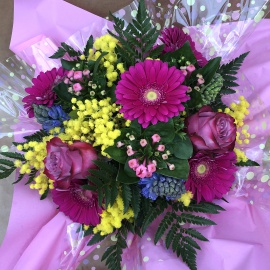 mazzo di fiori bouquet con con gerbere, giacinti, mimosa, e bovardia