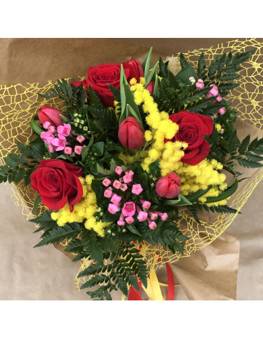 mazzo di fiori a gambi liberi mimoas rose e bovardia