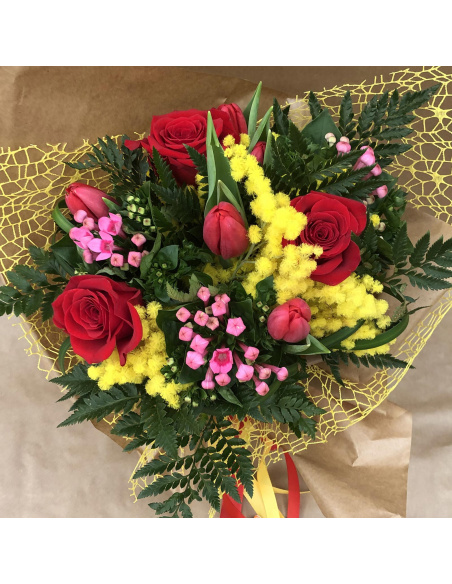 mazzo di fiori a gambi liberi mimoas rose e bovardia