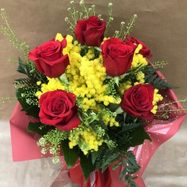 mazzo di fiori a gambi liberi mimosa e 7 rose rosse
