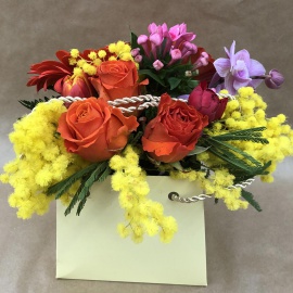 scatola gialla di fiori misti con gerbera, rose e mimosa 