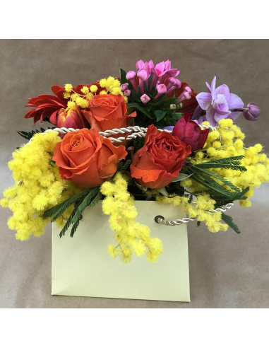 scatola gialla di fiori misti con gerbera, rose e mimosa 