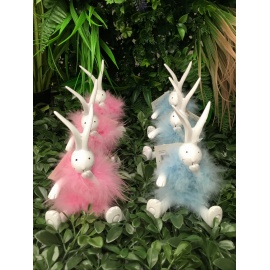 CONIGLIETTO IN TERRACOTTA BIANCA CON PIUME AZZURRE H.15 CM