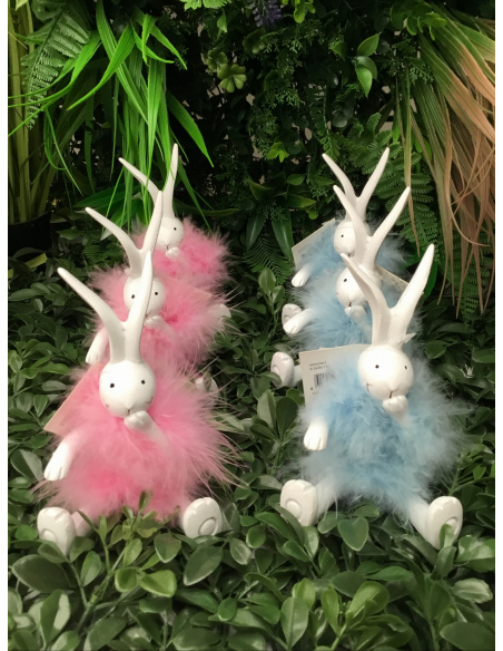 CONIGLIETTO IN TERRACOTTA BIANCA CON PIUME AZZURRE H.15 CM