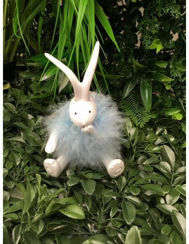 CONIGLIETTO IN TERRACOTTA BIANCA CON PIUME AZZURRE H.15 CM