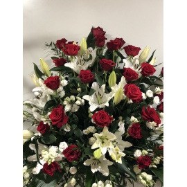 COMPOSIZIONE FUNEBRE CON ROSE ROSSE E LISISANTHUS