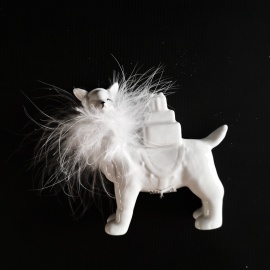 Lama, Ceramica Bianca con Piume, 14x17x5 cm