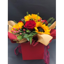 MAZZO DI FIORI CON BOX ROSSA  2
