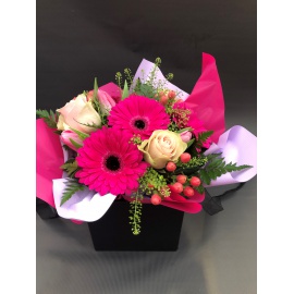 MAZZO DI FIORI CON BOX NERA