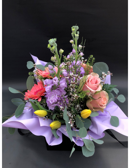 MAZZO DI FIORI CON BOX NERA MAZZO DI FIORI CON BOX NERA