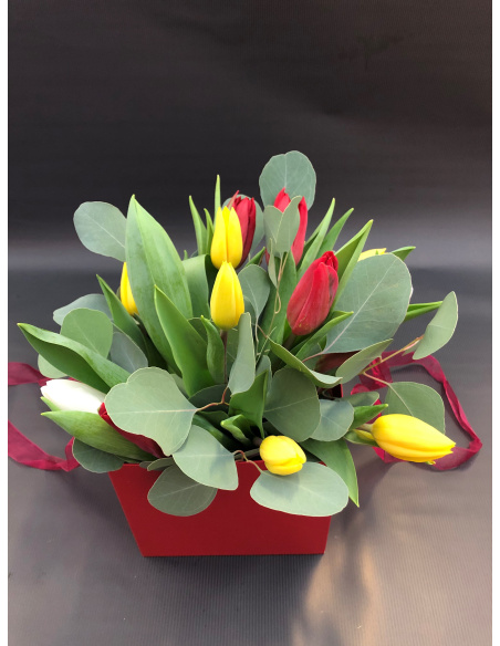 MAZZO DI FIORI CON BOX ROSSA