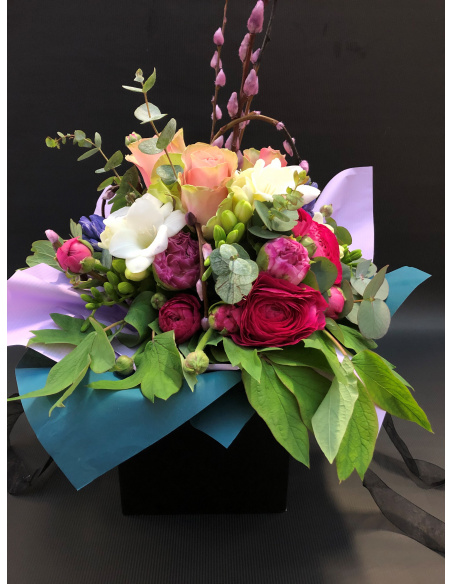 MAZZO DI FIORI CON BOX NERA MAZZO DI FIORI CON BOX NERA